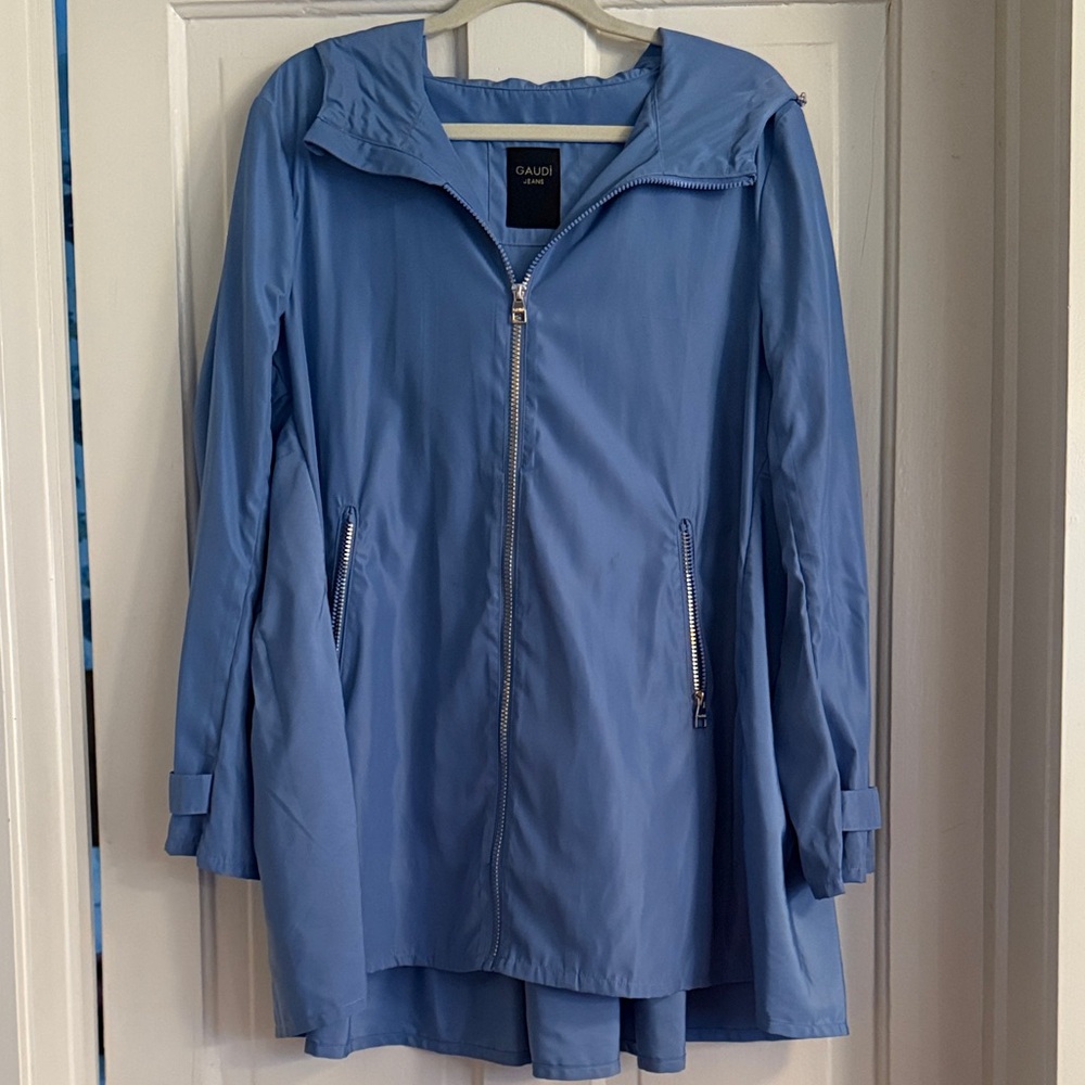Italian fashionable pleated raincoat
